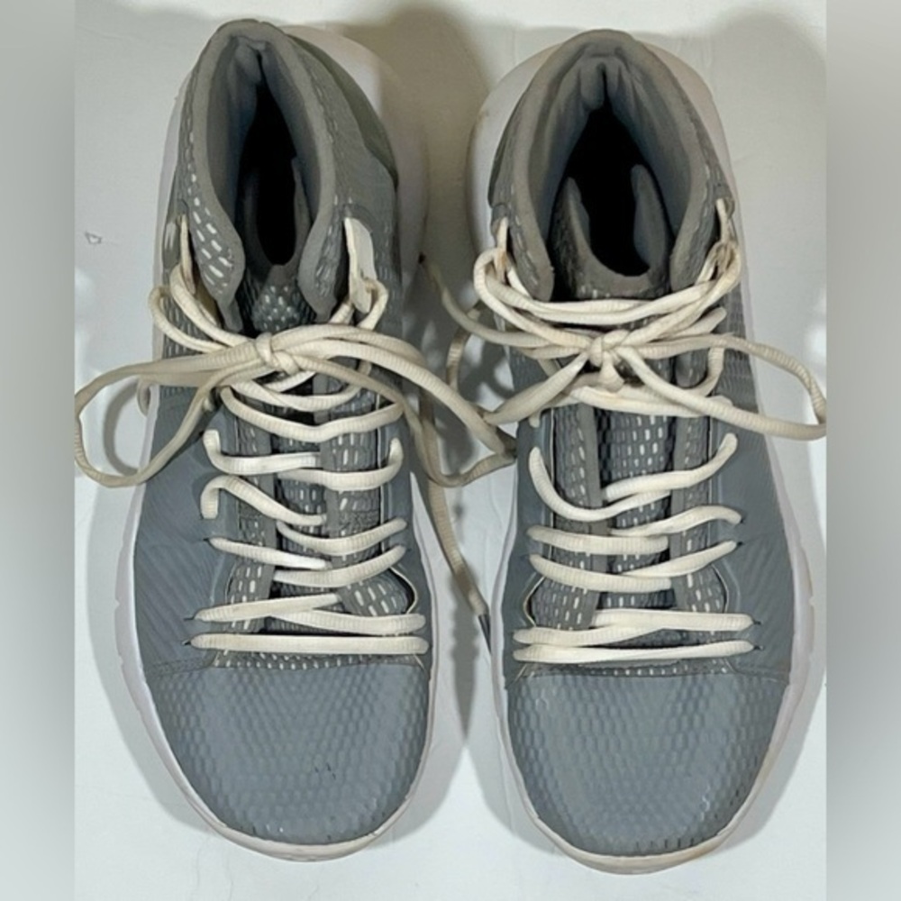 UNDER ARMOUR HOVR HAVOC HIGH TOPS BASEBALL. GREY AND WHITE SIZE 9